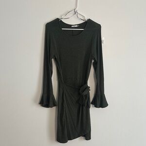 Elegant Green Dress with Flared Sleeves